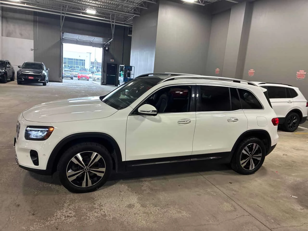 Mercedes-Benz GLB 250 4MATIC | CARFAX | АВТОКРЕДИТ БЕЗ ПЪРВОНАЧАЛНА, снимка 3 - Автомобили и джипове - 55468012