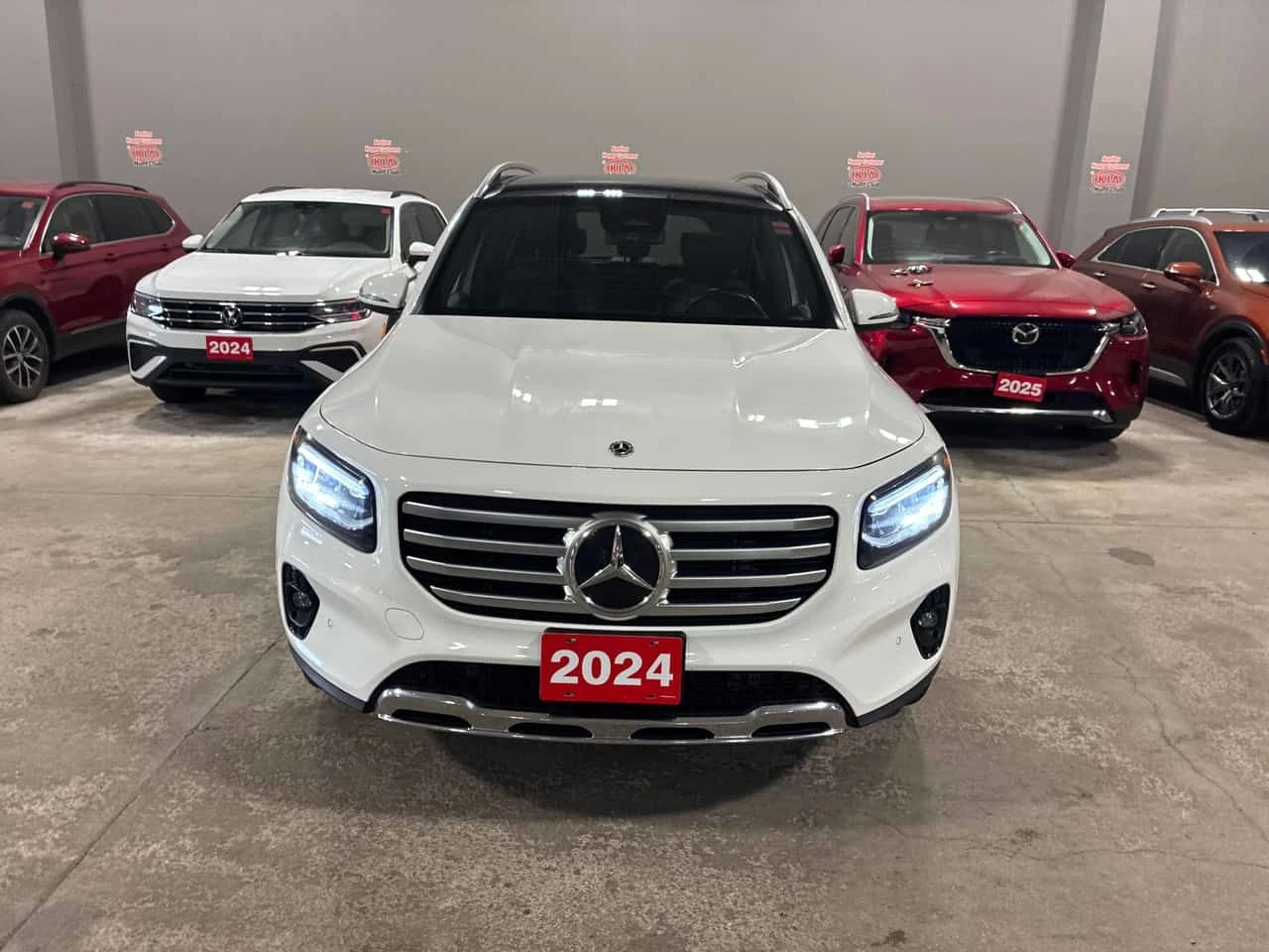 Mercedes-Benz GLB 250 4MATIC | CARFAX | АВТОКРЕДИТ БЕЗ ПЪРВОНАЧАЛНА, снимка 2 - Автомобили и джипове - 55468012