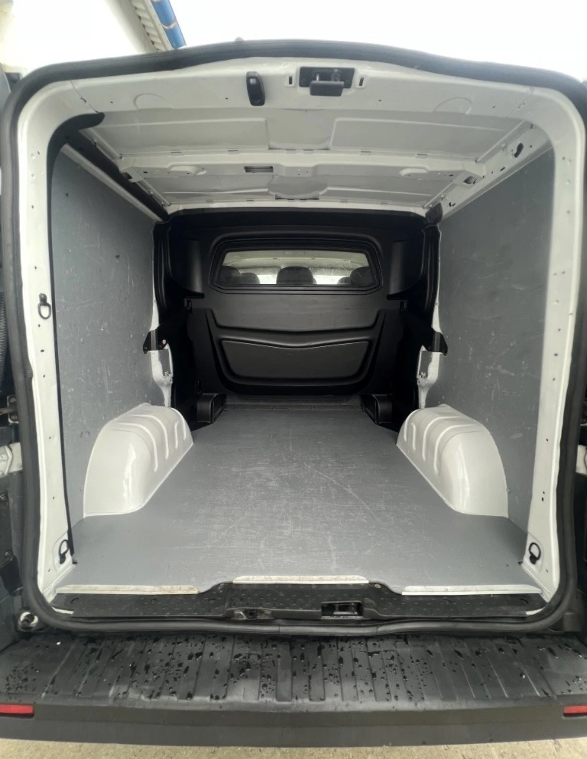 Opel Vivaro Товаропътнически / Климатик, снимка 10 - Бусове и автобуси - 55959706