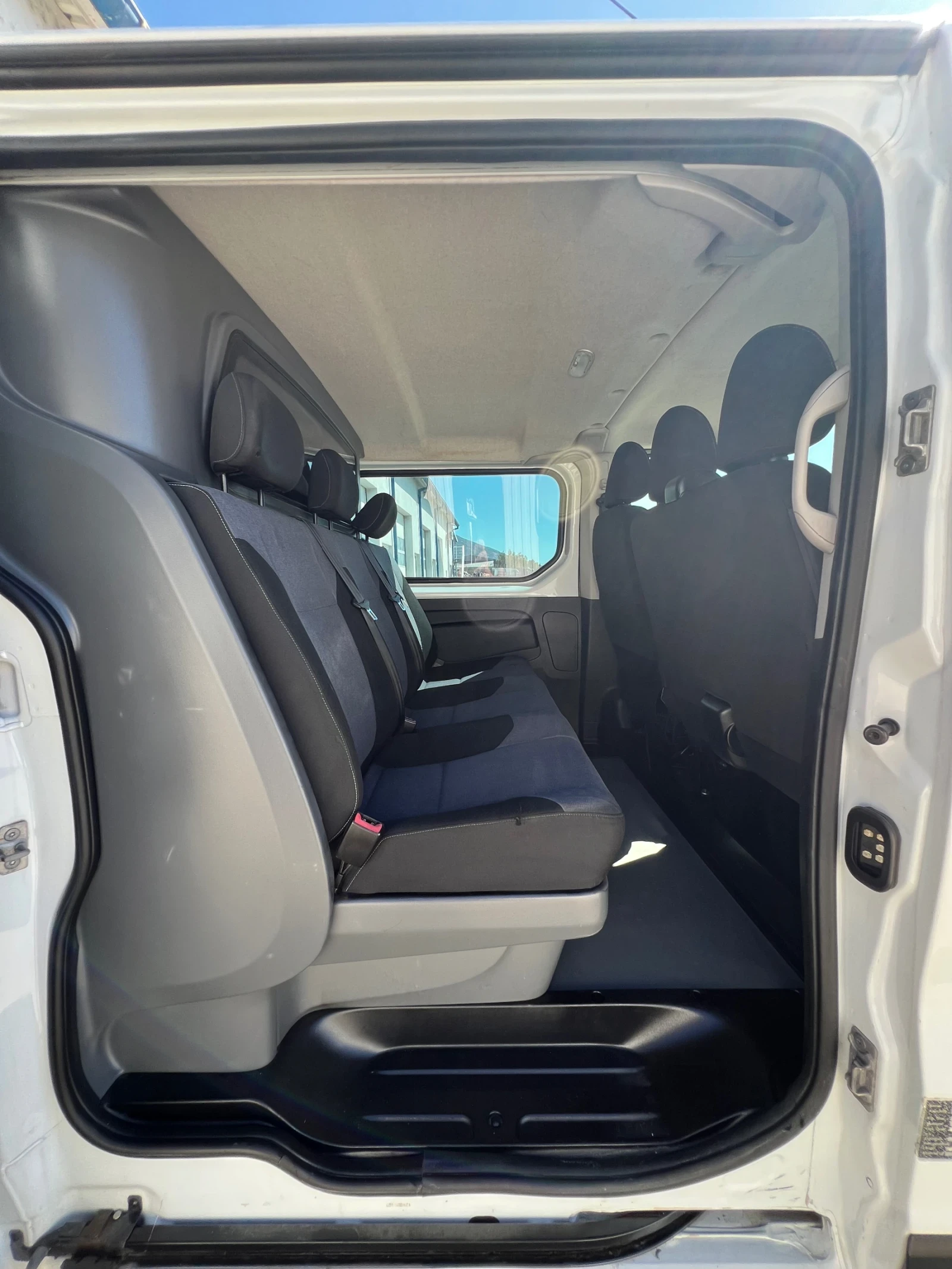 Opel Vivaro Товаропътнически / Климатик, снимка 13 - Бусове и автобуси - 55959706