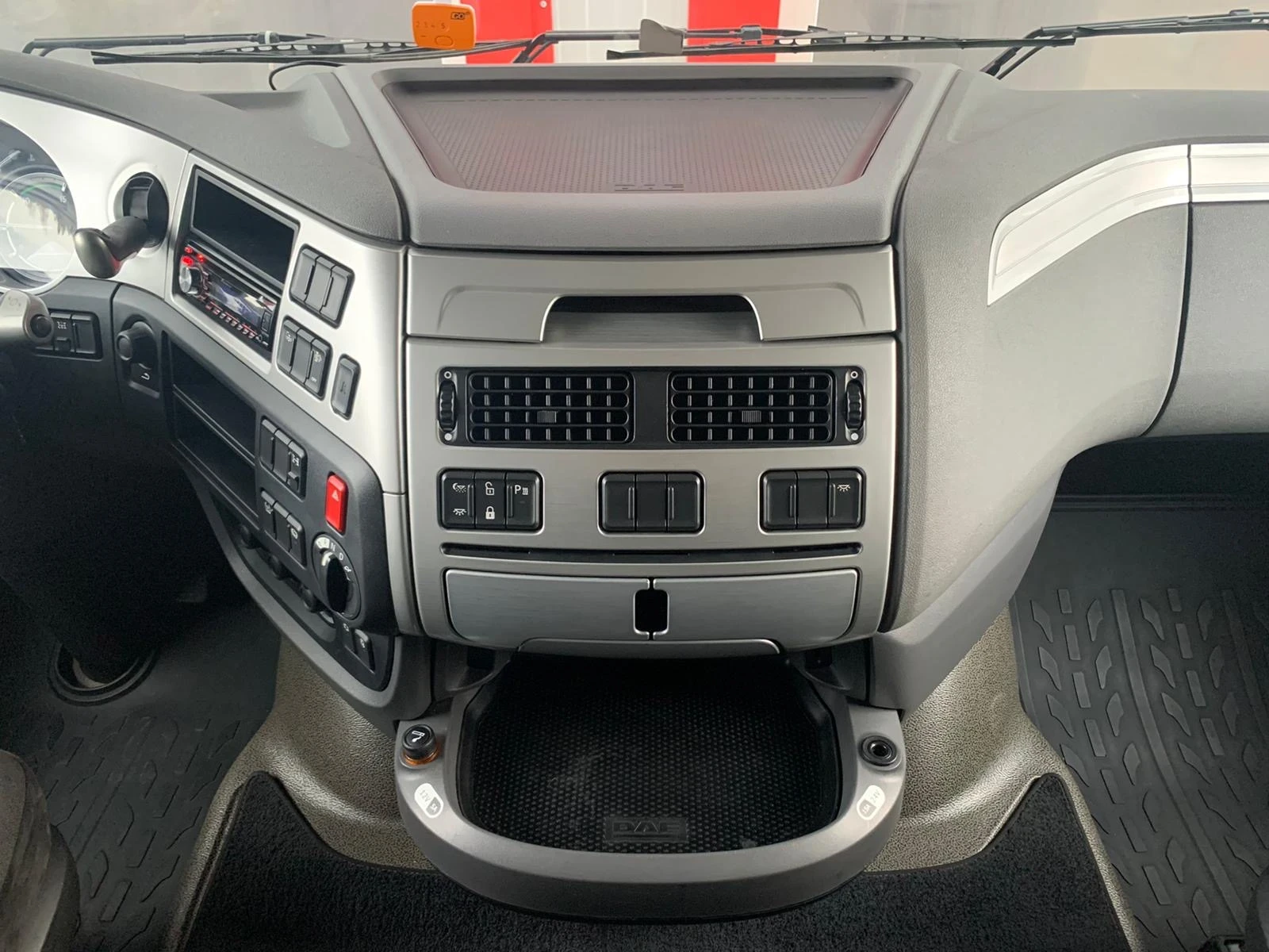 Daf XF 106 SUPERSPACE CAP AUTOMATIK RETARDER EVRO 6 ЛИЗИН, снимка 11 - Камиони - 55249375