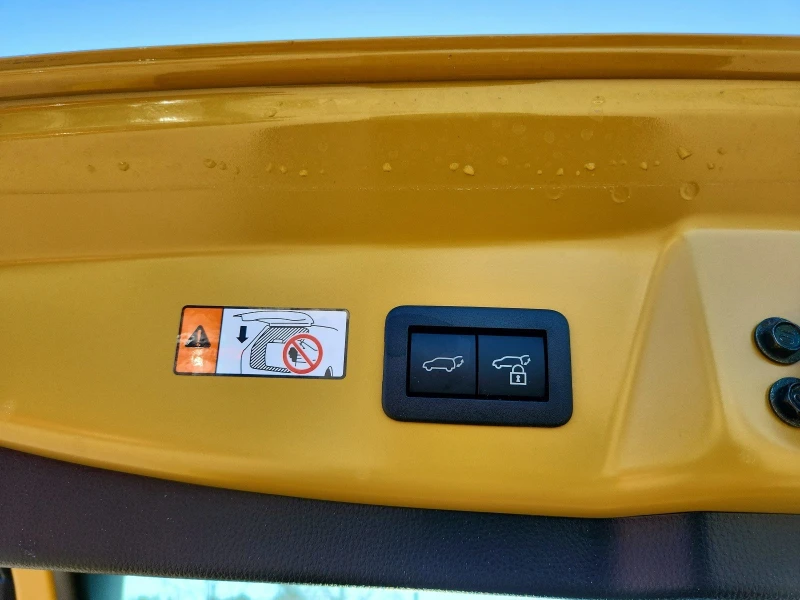 Toyota Prius XSE Plug In Hybrid, снимка 9 - Автомобили и джипове - 52378079