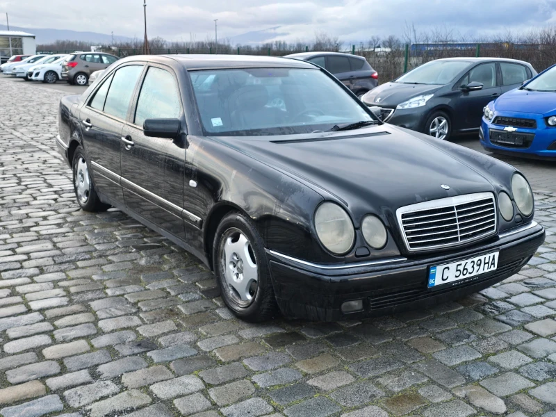 Mercedes-Benz E 300 TD AVANTGARDE ОТЛИЧНО СЪСТОЯНИЕ, снимка 2 - Автомобили и джипове - 53023042