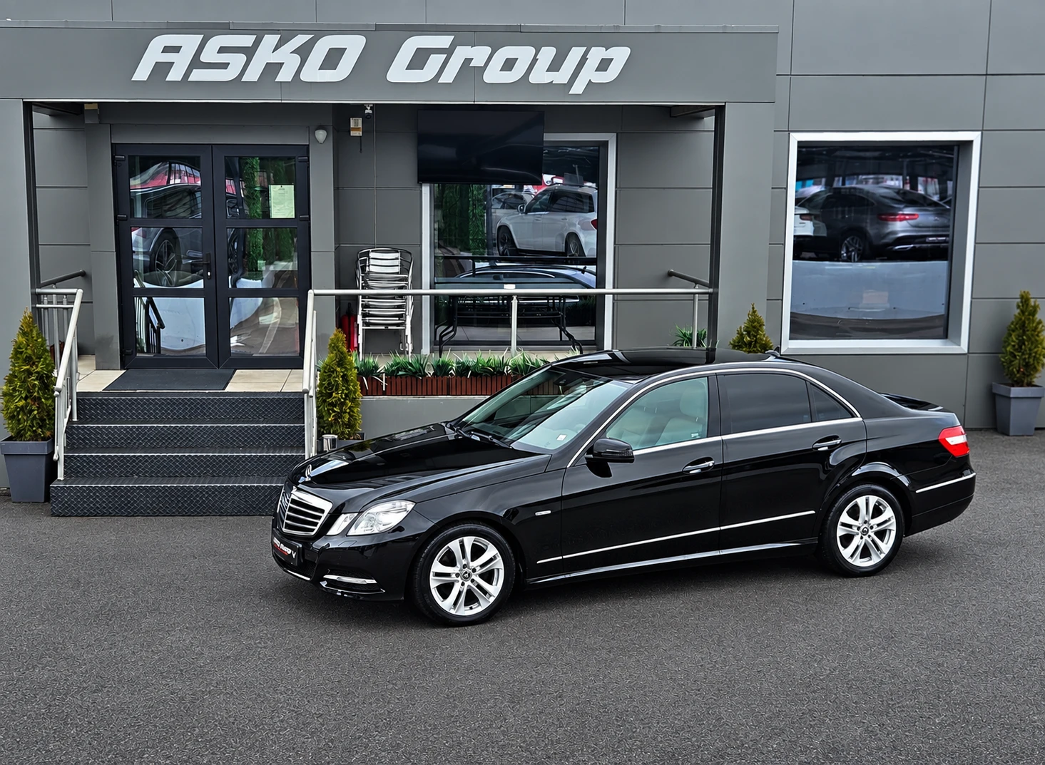 Mercedes-Benz E 350 ! AMG/AVANGARDE/ПОДГРЕВ/ПЕЧКА/AMBIENT/AUTO H/F1/LI, снимка 17 - Автомобили и джипове - 53094954