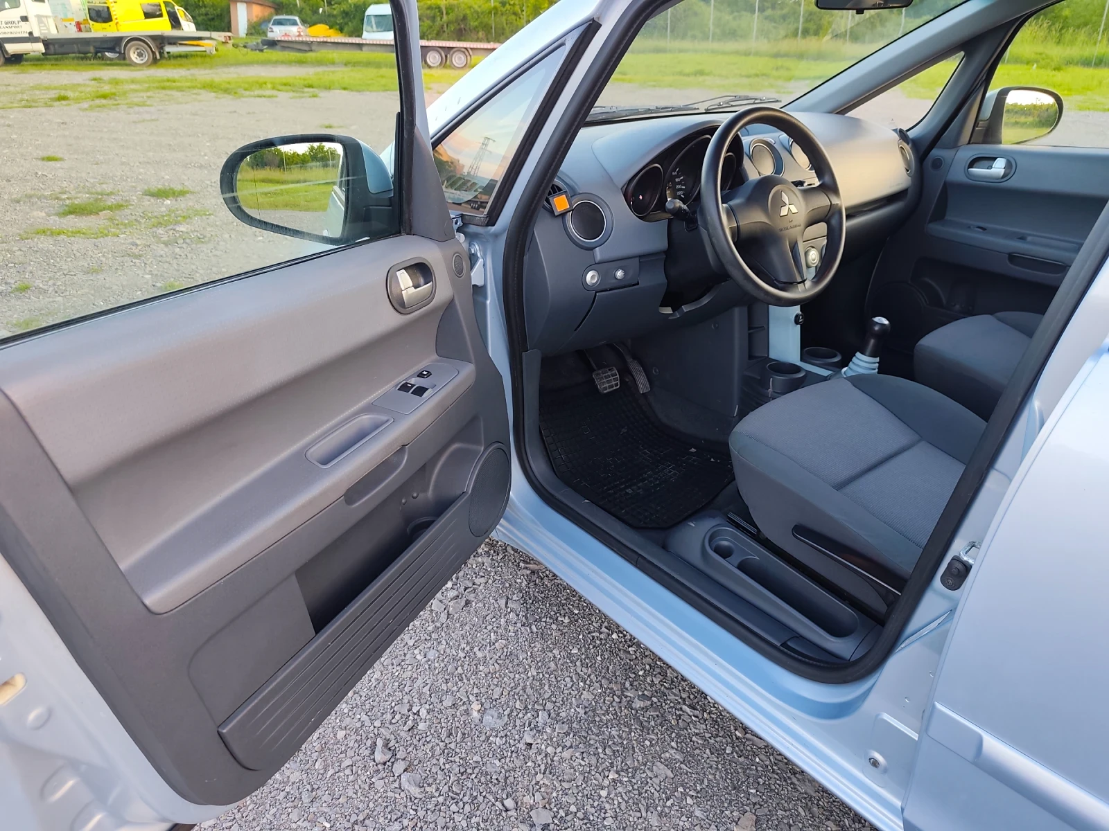 Mitsubishi Colt 1.3i Автомат, снимка 7 - Автомобили и джипове - 54715863