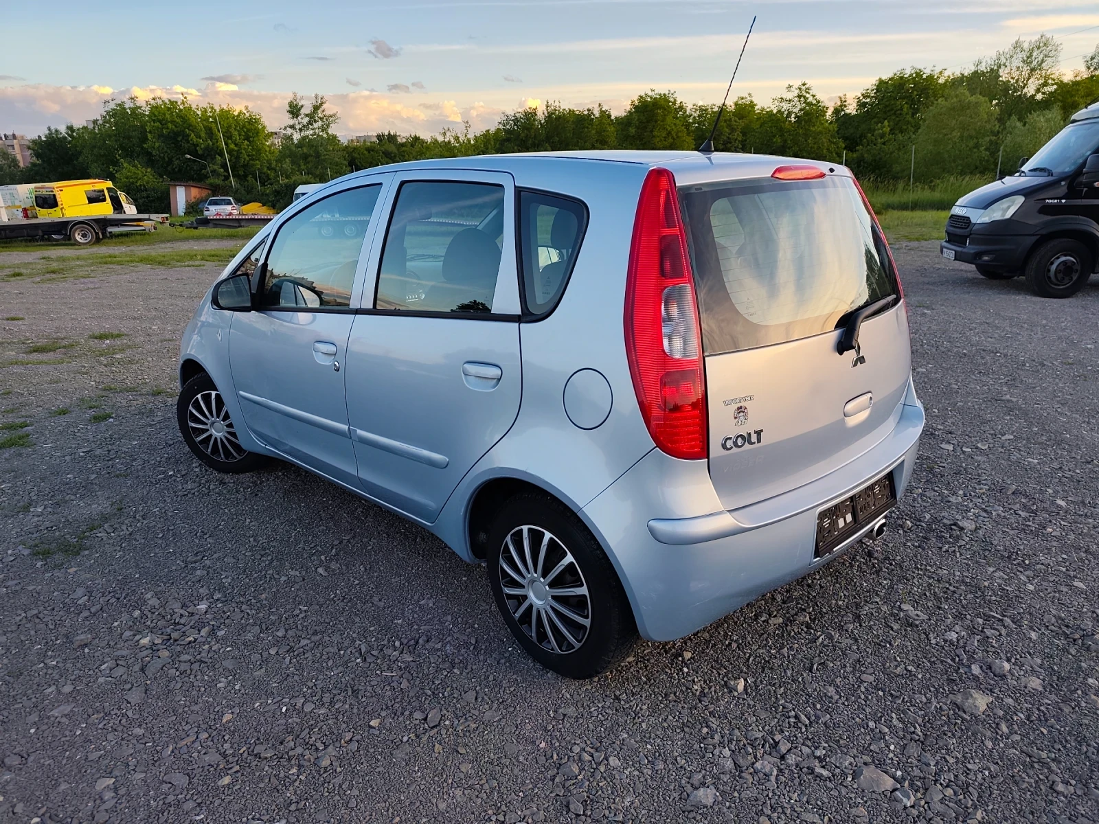 Mitsubishi Colt 1.3i Автомат, снимка 3 - Автомобили и джипове - 54715863