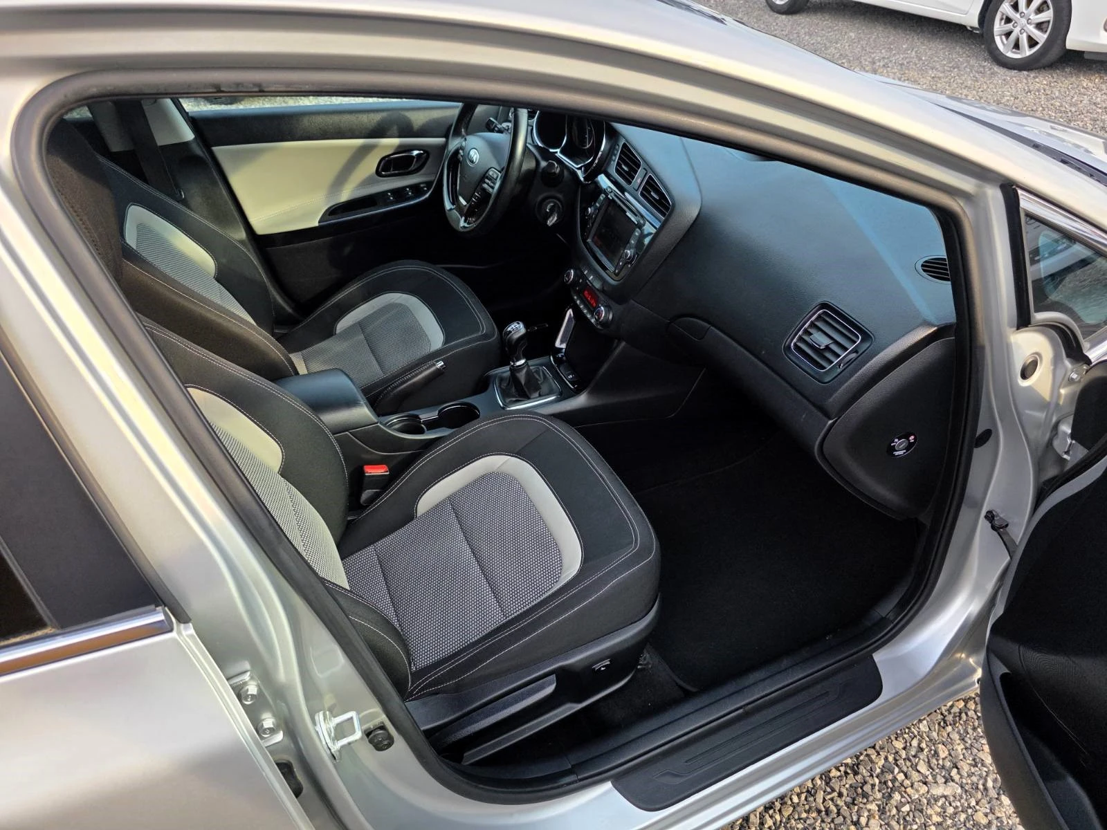 Kia Ceed 1.6GDi/135, снимка 13 - Автомобили и джипове - 55843065