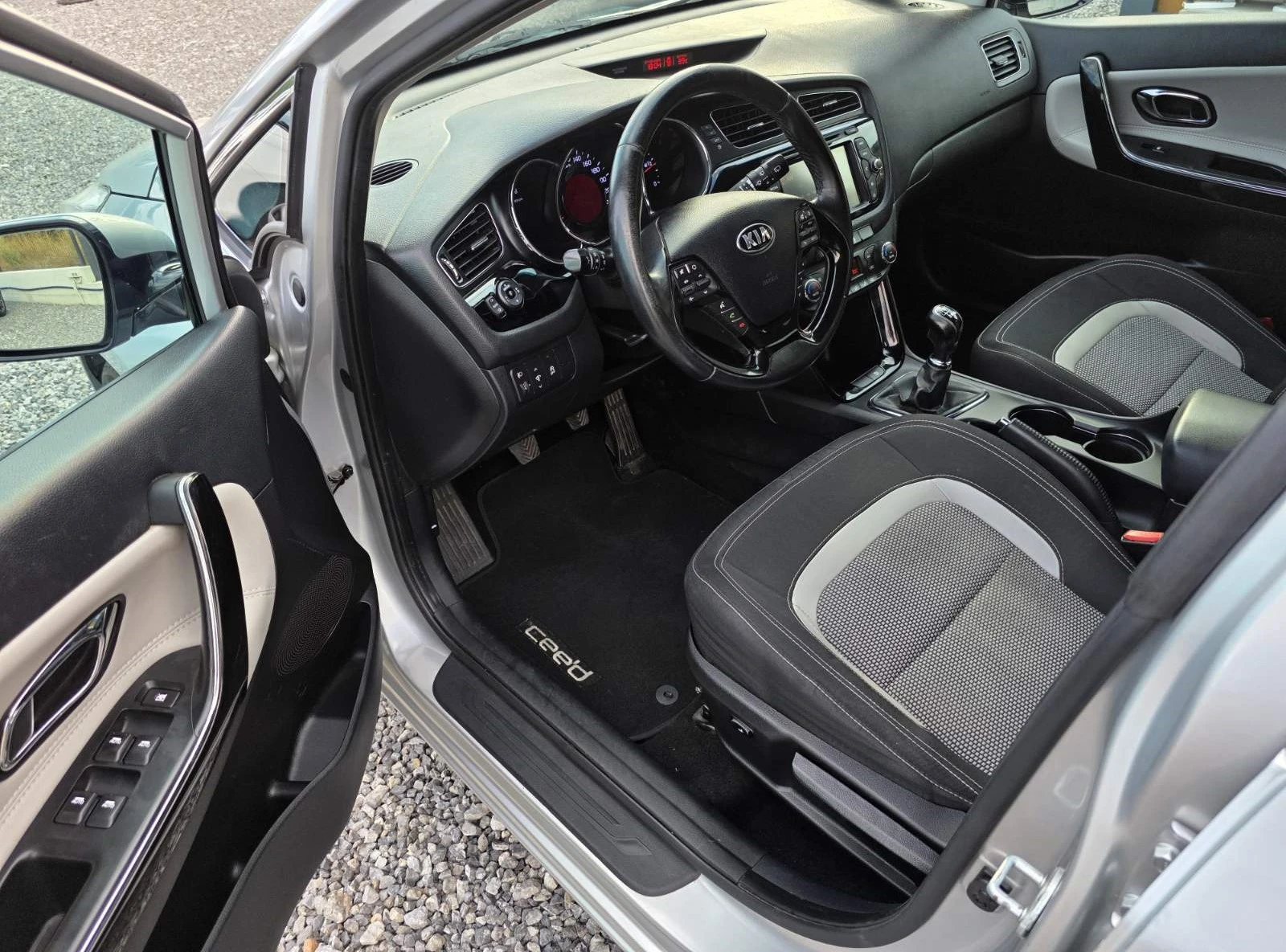 Kia Ceed 1.6GDi/135, снимка 7 - Автомобили и джипове - 55843065