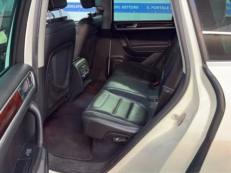 VW Touareg * 3.0TDI* LED* СервизнаИстория* , снимка 6 - Автомобили и джипове - 55480546