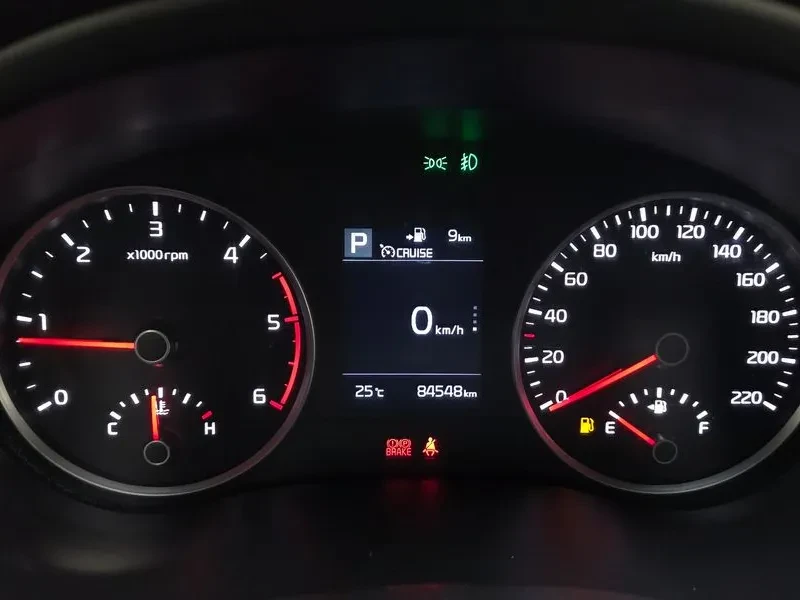Kia Stonic Diesel 1.6 Trendy, снимка 8 - Автомобили и джипове - 56118217