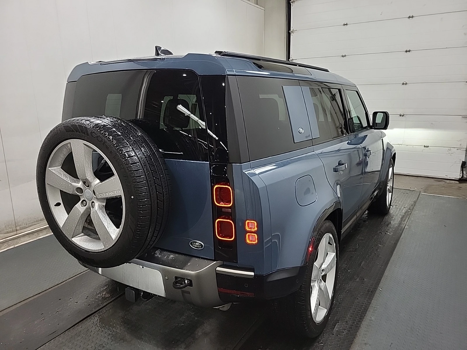 Land Rover Defender 110 X-Dynamic SE AWD - изображение 3