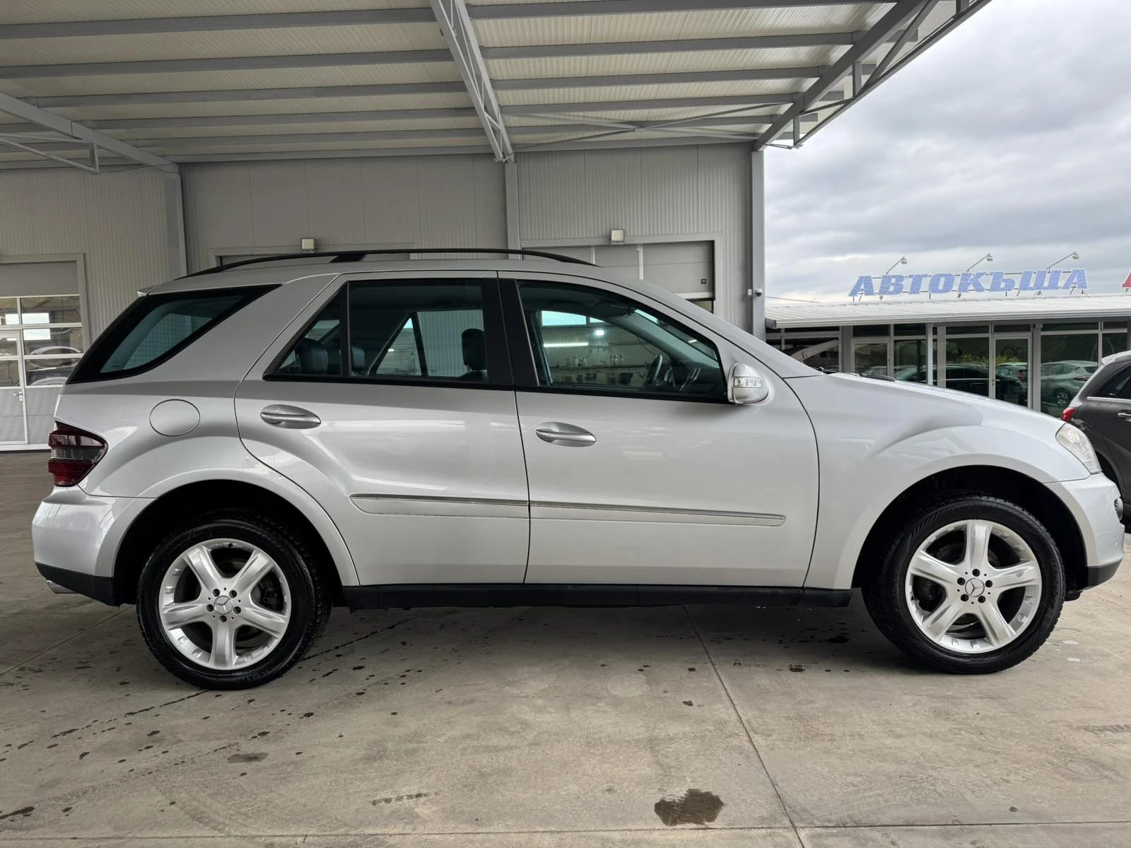 Mercedes-Benz ML 320 CDI* 224ps* 4М* КОЖА* КАМЕРА* НАВИ, снимка 6 - Автомобили и джипове - 54146016