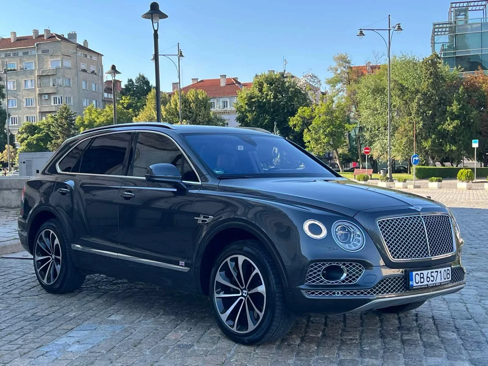 Bentley Bentayga DISTRONIK-HEAD UP-PANORAMA-V12-VAKUM-MONITORI-FULL, снимка 2 - Автомобили и джипове - 55773131