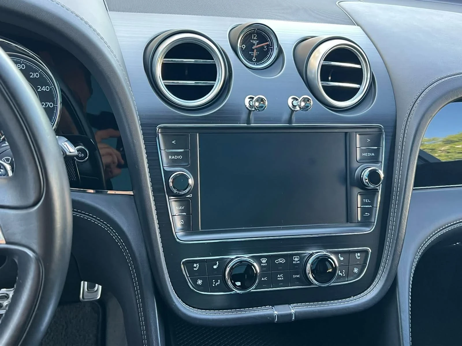 Bentley Bentayga DISTRONIK-HEAD UP-PANORAMA-V12-VAKUM-MONITORI-FULL, снимка 17 - Автомобили и джипове - 55773131