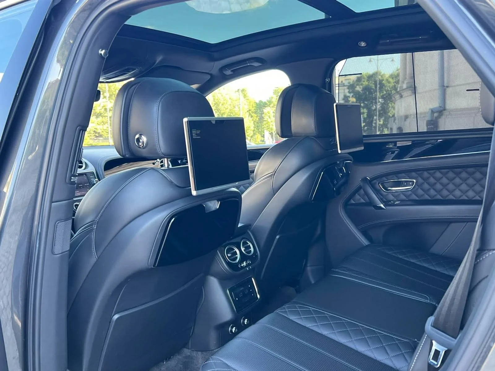 Bentley Bentayga DISTRONIK-HEAD UP-PANORAMA-V12-VAKUM-MONITORI-FULL, снимка 12 - Автомобили и джипове - 55773131