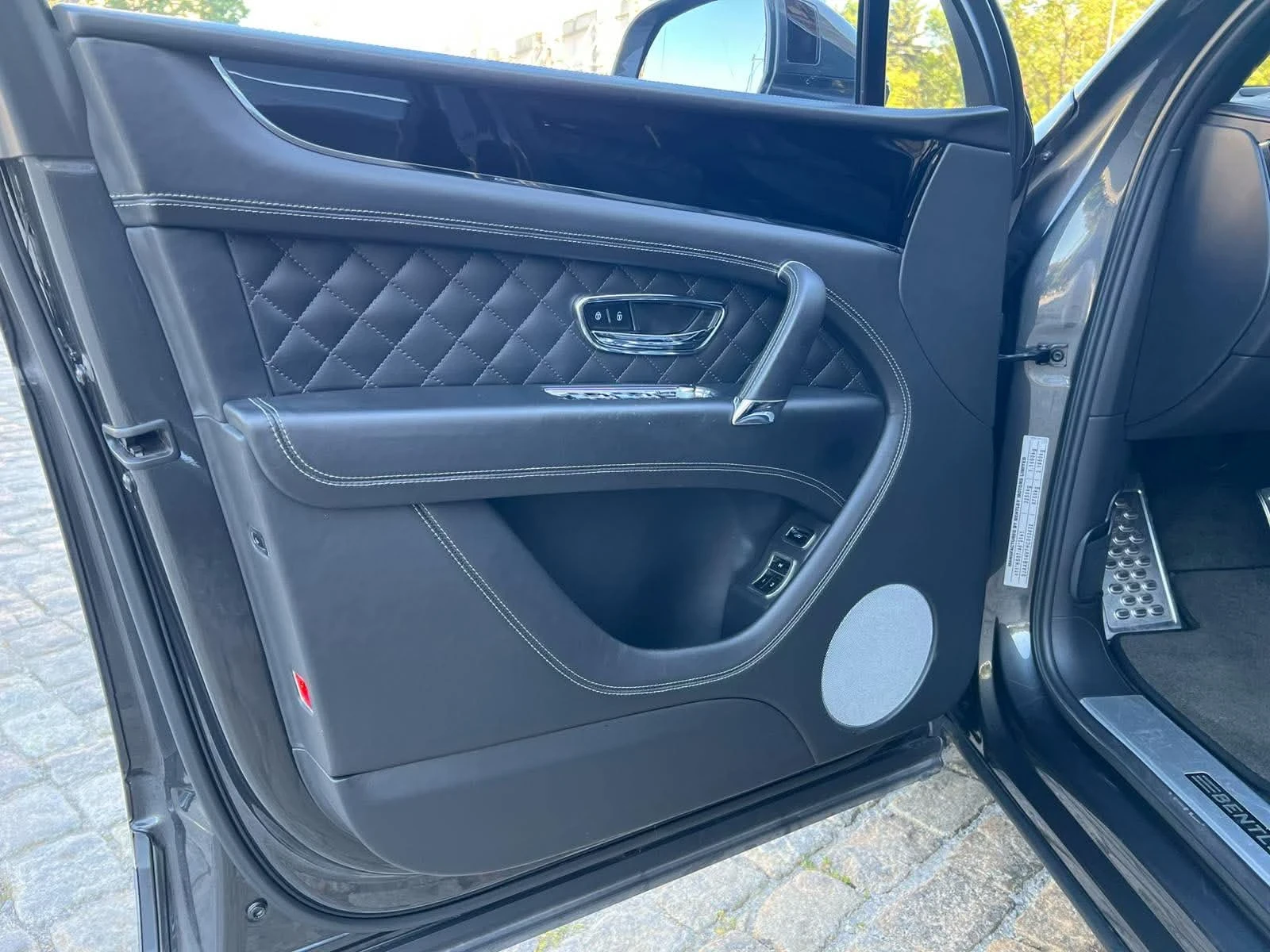 Bentley Bentayga DISTRONIK-HEAD UP-PANORAMA-V12-VAKUM-MONITORI-FULL, снимка 10 - Автомобили и джипове - 55773131