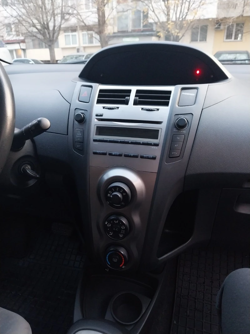 Toyota Yaris 1.3, снимка 4 - Автомобили и джипове - 48436701