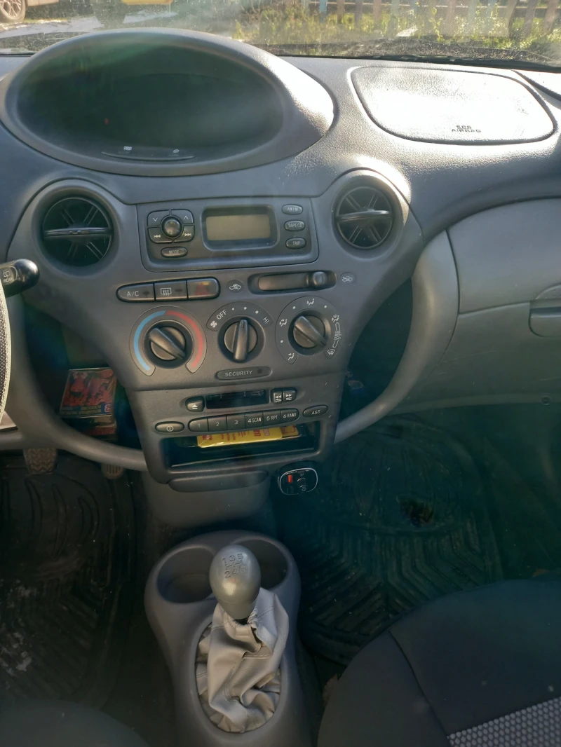 Toyota Yaris 1.0i, снимка 7 - Автомобили и джипове - 53045371