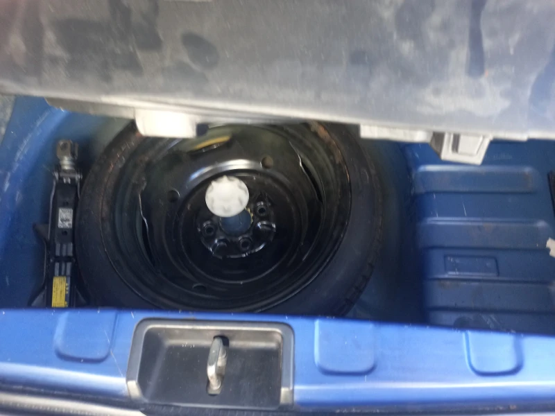 Toyota Yaris 1.0i, снимка 6 - Автомобили и джипове - 53045371