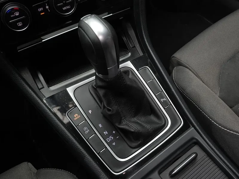 VW Golf 2.0 Tdi, снимка 9 - Автомобили и джипове - 55830329