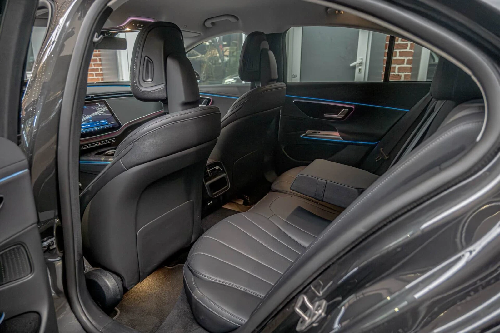 Mercedes-Benz E 450 4Matic/MBUX/Kaмера/Advanced Plus/Ambient/PRE-SAFE, снимка 9 - Автомобили и джипове - 54073979