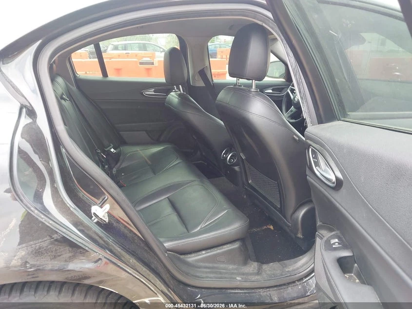 Alfa Romeo Giulia 2.0l Rwd, снимка 8 - Автомобили и джипове - 55586538