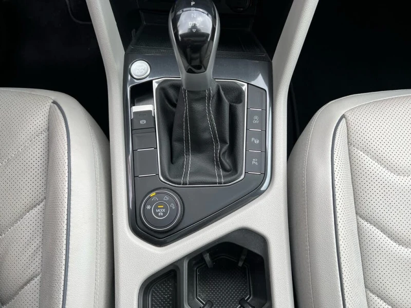 VW Tiguan * R-Line* АвтоКреди* (ЦЕНА ДО БГ), снимка 12 - Автомобили и джипове - 52511897