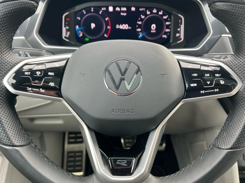 VW Tiguan * R-Line* АвтоКреди* (ЦЕНА ДО БГ), снимка 8 - Автомобили и джипове - 52511897