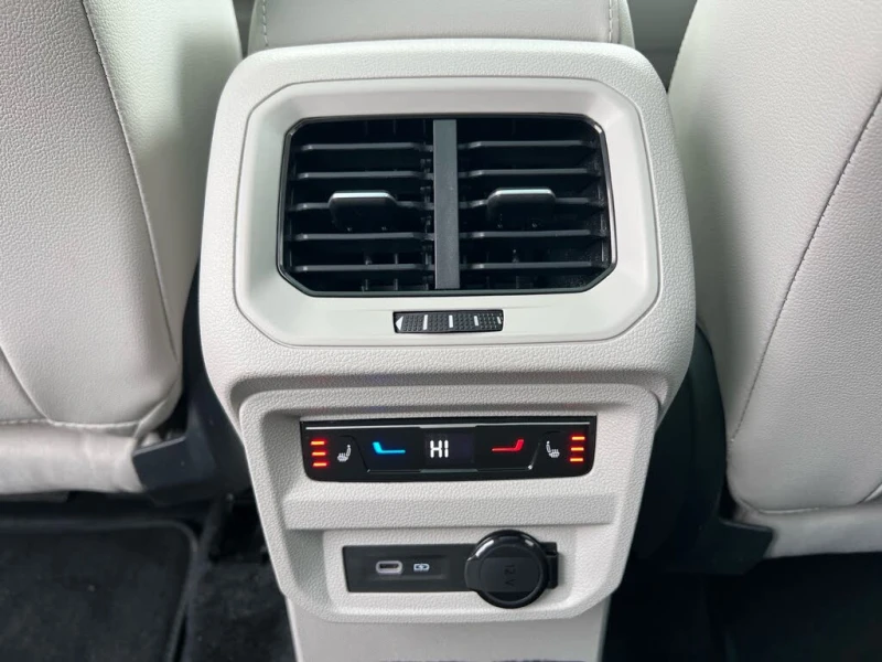 VW Tiguan * R-Line* АвтоКреди* (ЦЕНА ДО БГ), снимка 17 - Автомобили и джипове - 52511897