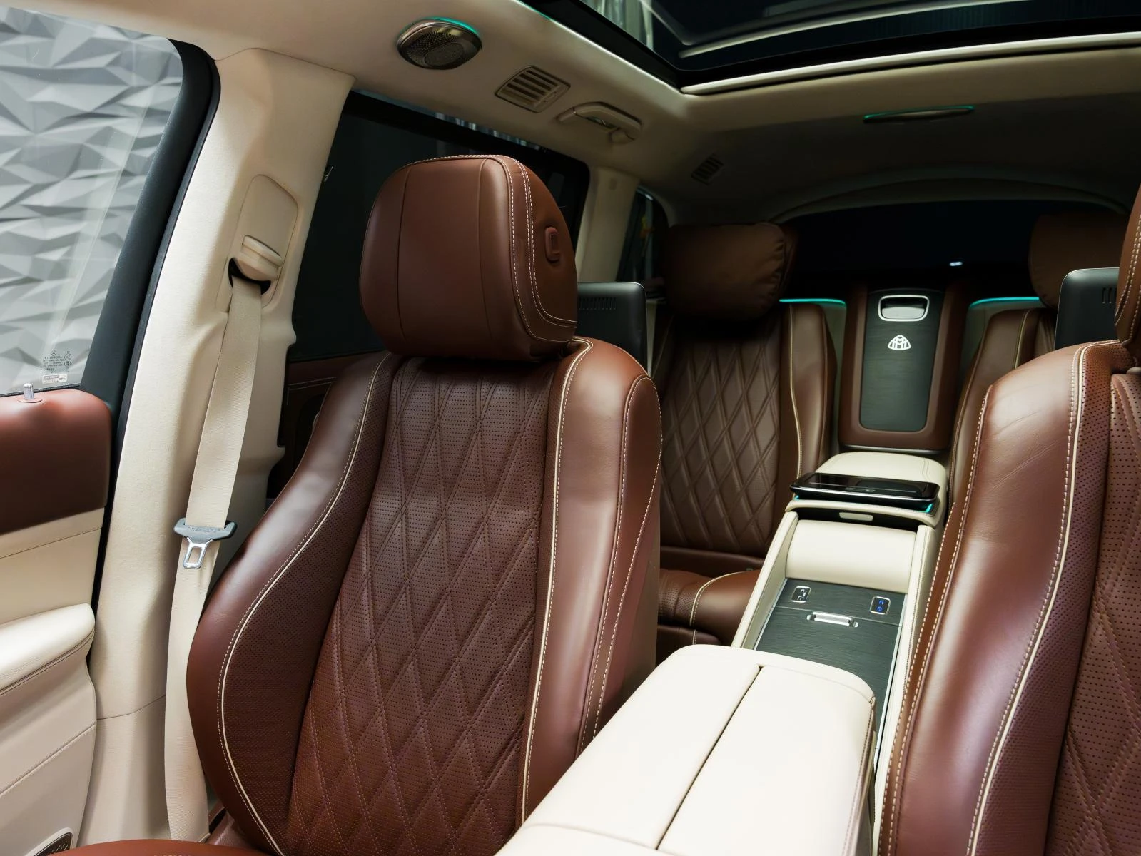 Mercedes-Benz GLS 600 MAYBACH* BURM* HUD* 360* PANO* ОБДУХВ* МАСАЖ* 3XTV, снимка 12 - Автомобили и джипове - 53767114