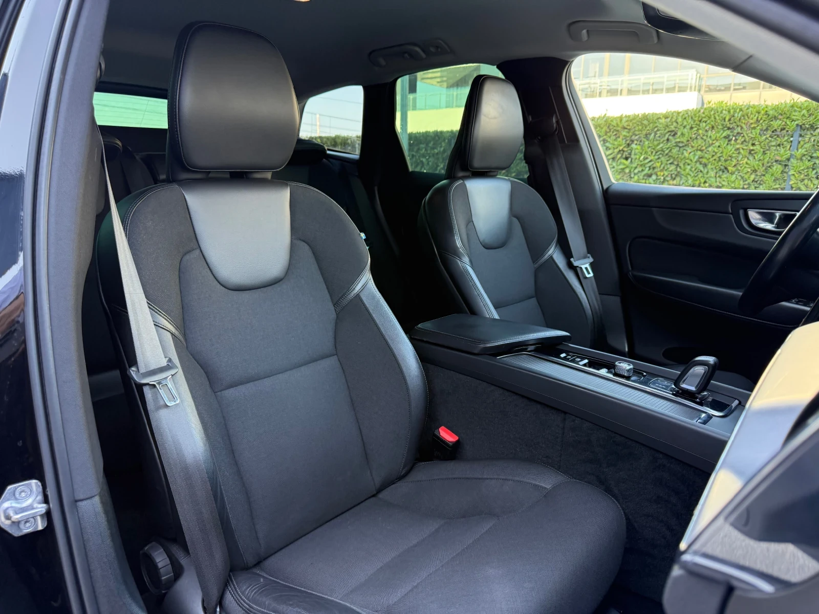 Volvo XC60 2.0 B5 AWD /Mild Hybrid/ПОДГРЕВ/HARMON KARDON/ИСТ, снимка 10 - Автомобили и джипове - 55643353