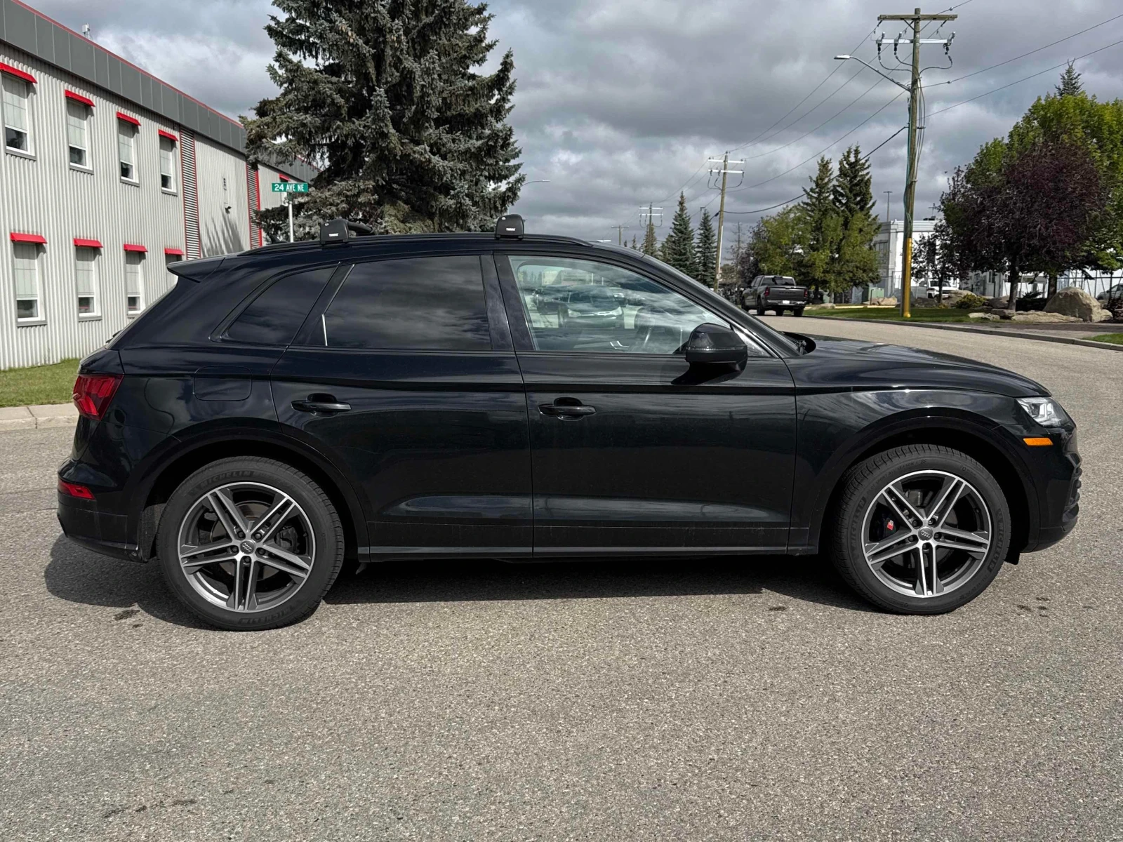 Audi SQ5 TECHNIK * ДИСТРОНИК* 360 КАМЕРА* DIAMOND SEATS* , снимка 4 - Автомобили и джипове - 56108312