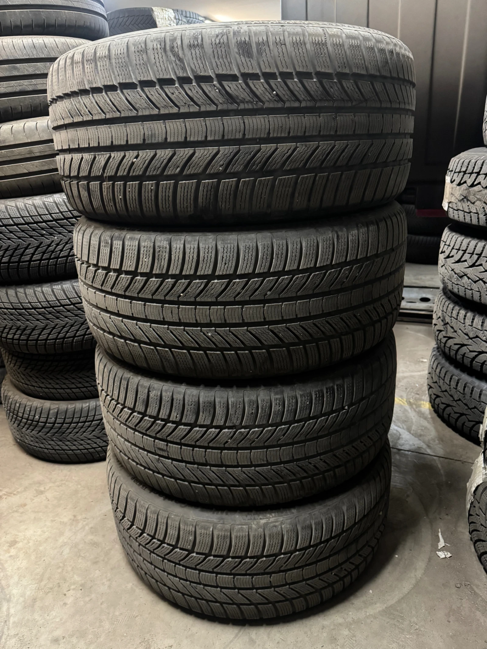 Гуми Зимни 285/40R21, снимка 4 - Гуми и джанти - 56271348