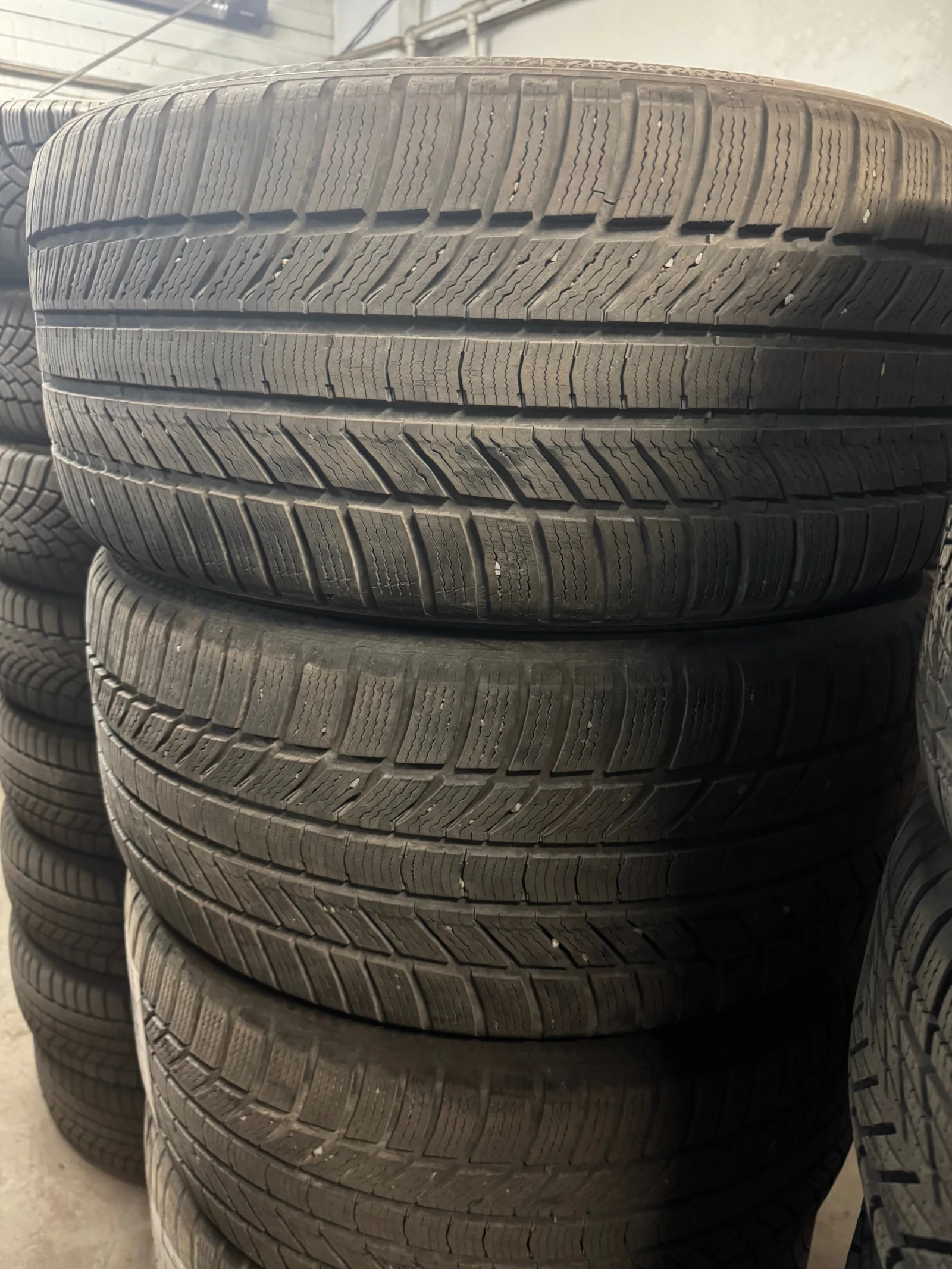 Гуми Зимни 285/40R21, снимка 5 - Гуми и джанти - 56271348