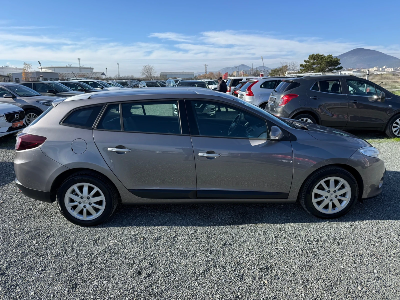 Renault Megane (KATO НОВА) - изображение 4