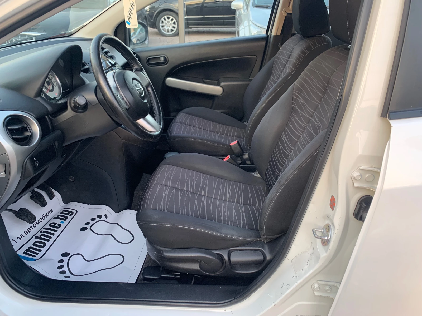 Mazda 2 1.3i НОВА!!!!!, снимка 10 - Автомобили и джипове - 56154379