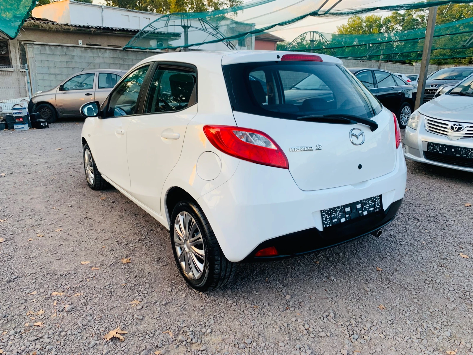 Mazda 2 1.3i НОВА!!!!!, снимка 5 - Автомобили и джипове - 56154379