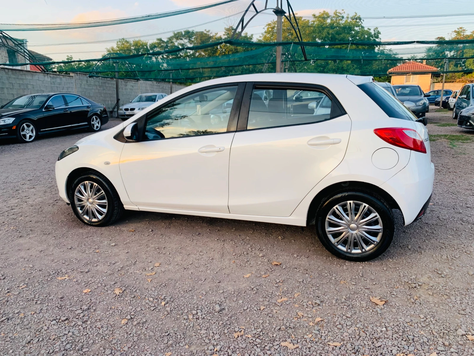 Mazda 2 1.3i НОВА!!!!!, снимка 4 - Автомобили и джипове - 56154379