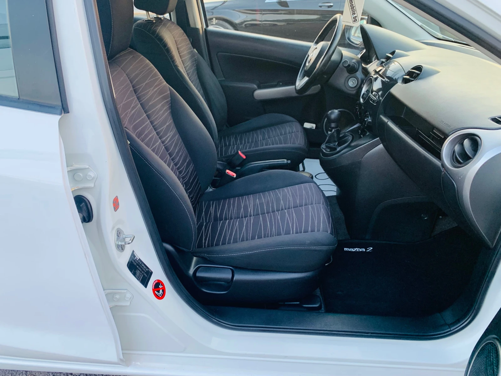 Mazda 2 1.3i НОВА!!!!!, снимка 14 - Автомобили и джипове - 56154379