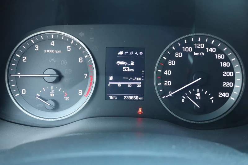 Hyundai Tucson 1.6i, снимка 15 - Автомобили и джипове - 52005994