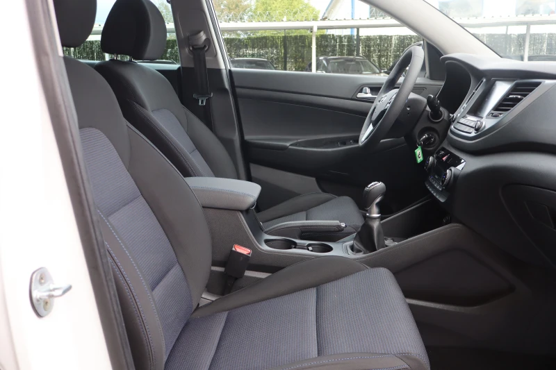 Hyundai Tucson 1.6i, снимка 13 - Автомобили и джипове - 52005994