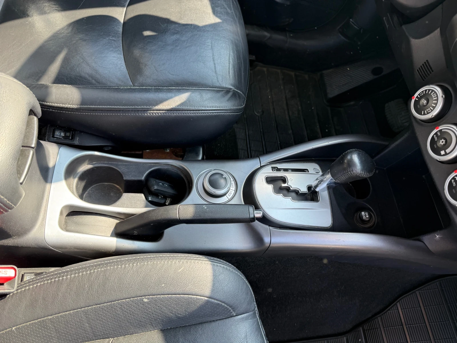 Mitsubishi Outlander 2.4i 4x4, снимка 11 - Автомобили и джипове - 54972269
