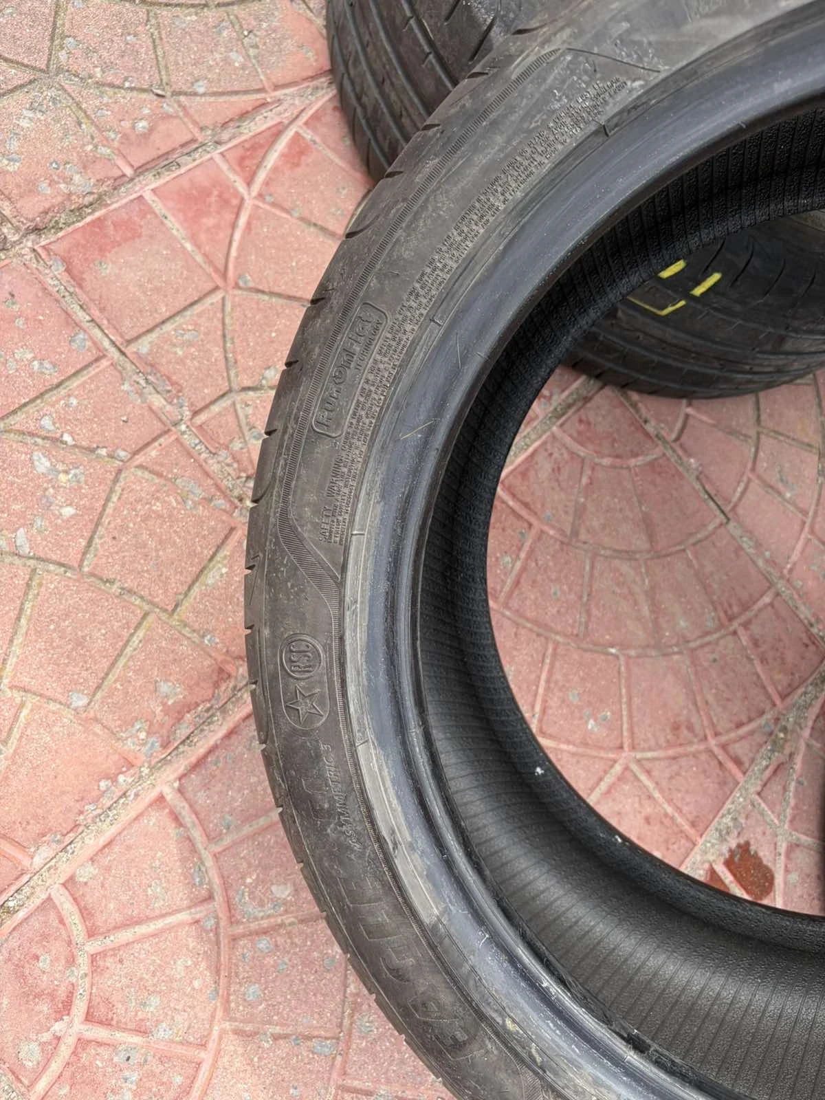 Гуми Летни 255/40R18, снимка 2 - Гуми и джанти - 54208045