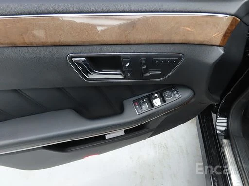 Mercedes-Benz E 300 E-Class E300 Elegance, снимка 4 - Автомобили и джипове - 54020293