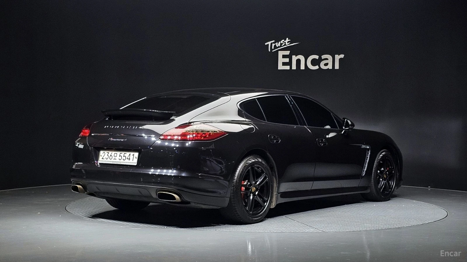 Porsche Panamera AWD* КОЖА* ПОДГРЕВ* ОБДУХ* ПАНО* НАВИ* АВТОКРЕДИТ*, снимка 2 - Автомобили и джипове - 55658736