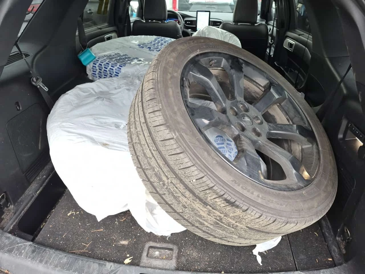 Ford Explorer * ST * ПОДГРЕВИ* ОБДУХВАНЕ* ПАНОРАМА* 2 БРОЯ ГУМИ, снимка 16 - Автомобили и джипове - 53826371