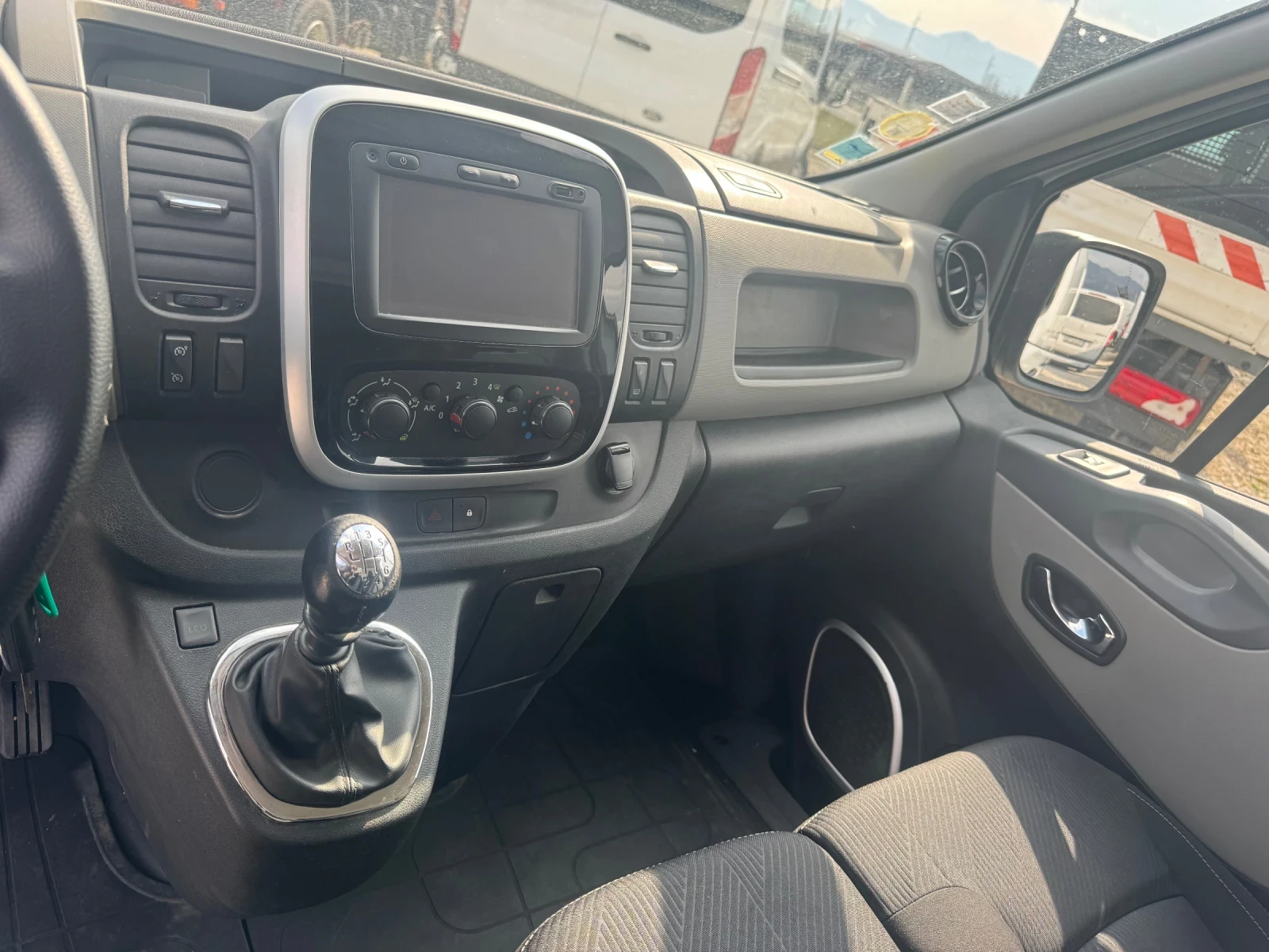 Renault Trafic, снимка 11 - Бусове и автобуси - 53724608
