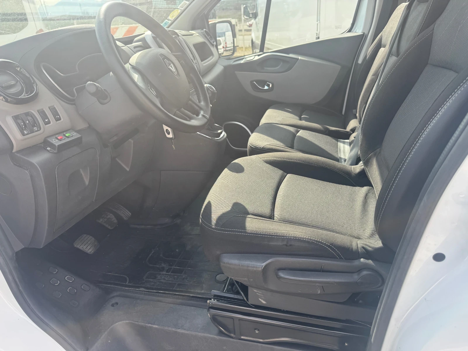 Renault Trafic, снимка 9 - Бусове и автобуси - 53724608