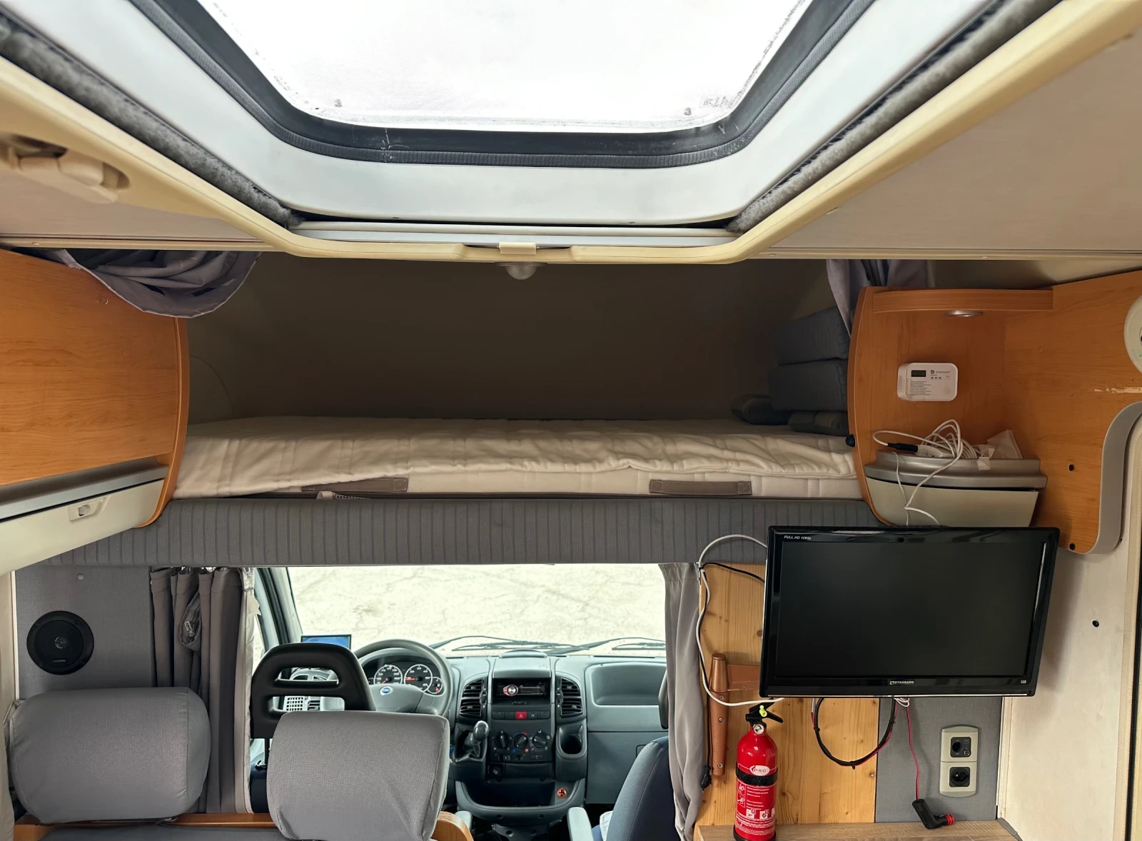 Кемпер HYMER / ERIBA C 524 Климатик двигател!Газ!Голям багажник!ШВЕЙЦАЯ, снимка 12 - Каравани и кемпери - 54362468
