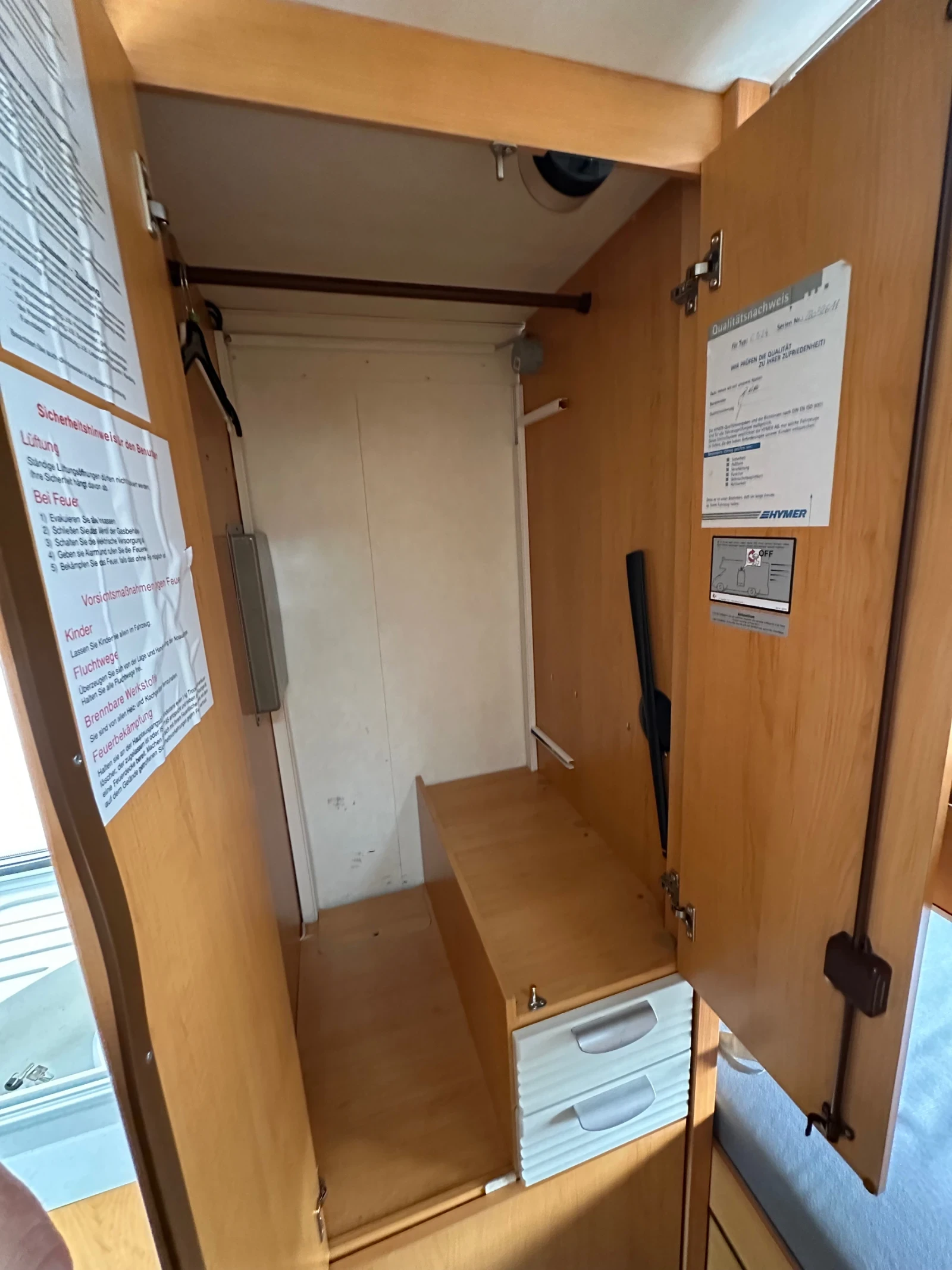 Кемпер HYMER / ERIBA C 524 Климатик двигател!Газ!Голям багажник!ШВЕЙЦАЯ, снимка 15 - Каравани и кемпери - 54362468